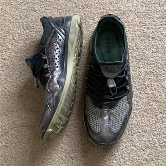 Ecco // Running Shoes - Picture 2 of 3